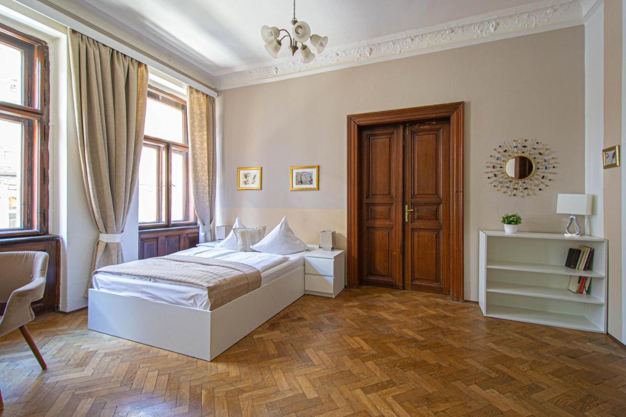 For Celebrations Spacious 3bdr With Balcony Appartamento Praga