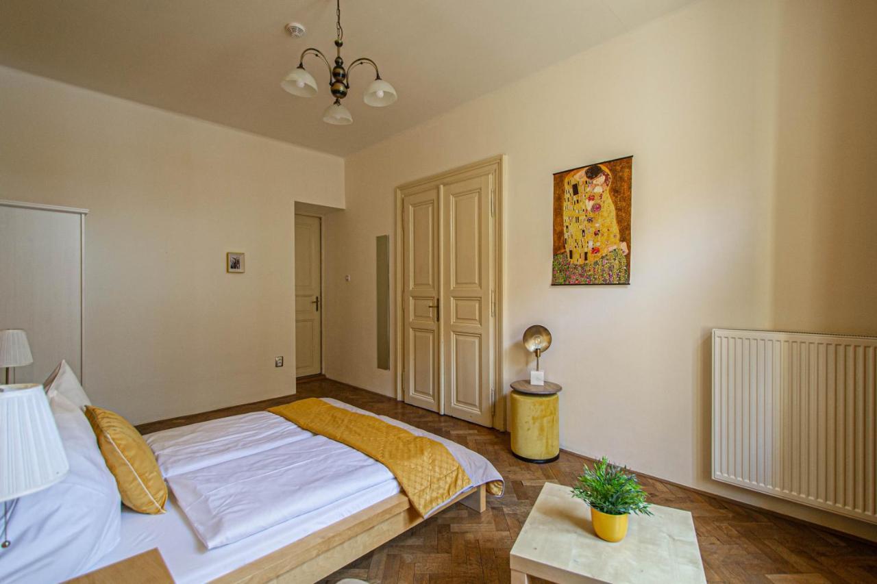 Appartamento For Celebrations Spacious 3bdr With Balcony Praga