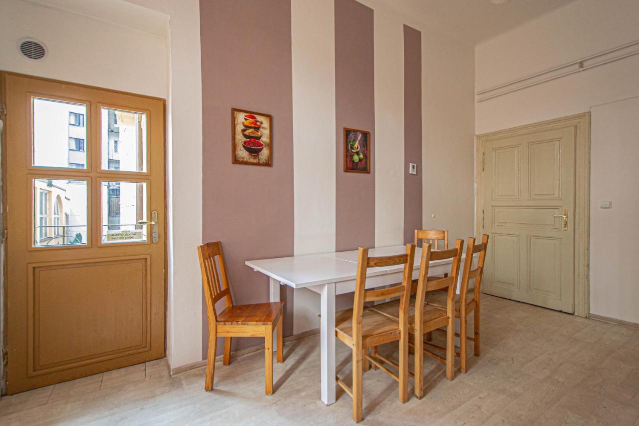 For Celebrations Spacious 3bdr With Balcony Praga