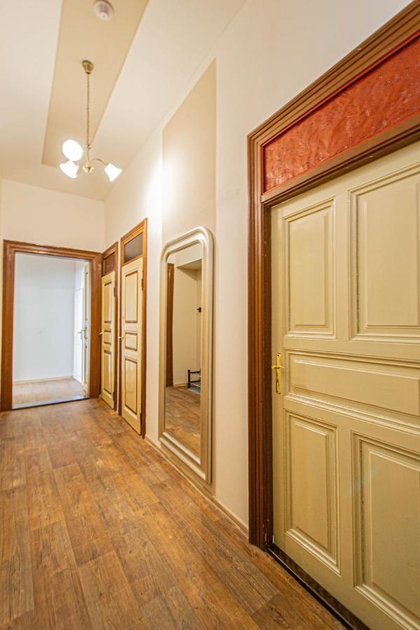 For Celebrations Spacious 3bdr With Balcony Praga